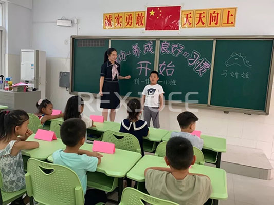  如何挑選滿意的學(xué)生課桌椅？